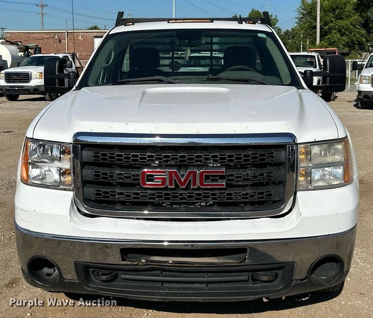 image for item DS2046 2007 GMC Sierra 3500HD  flatbed pickup truck