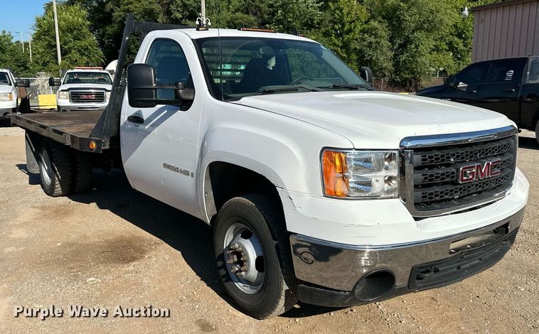 image for item DS2046 2007 GMC Sierra 3500HD  flatbed pickup truck