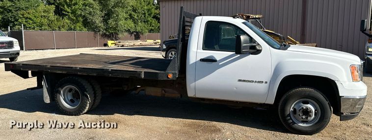 image for item DS2046 2007 GMC Sierra 3500HD  flatbed pickup truck