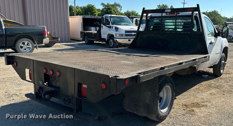 image for item DS2046 2007 GMC Sierra 3500HD  flatbed pickup truck