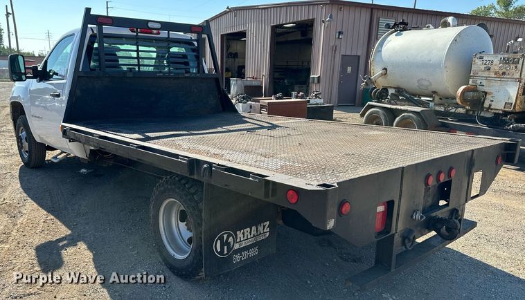 image for item DS2046 2007 GMC Sierra 3500HD  flatbed pickup truck