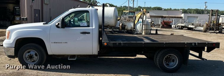 image for item DS2046 2007 GMC Sierra 3500HD  flatbed pickup truck