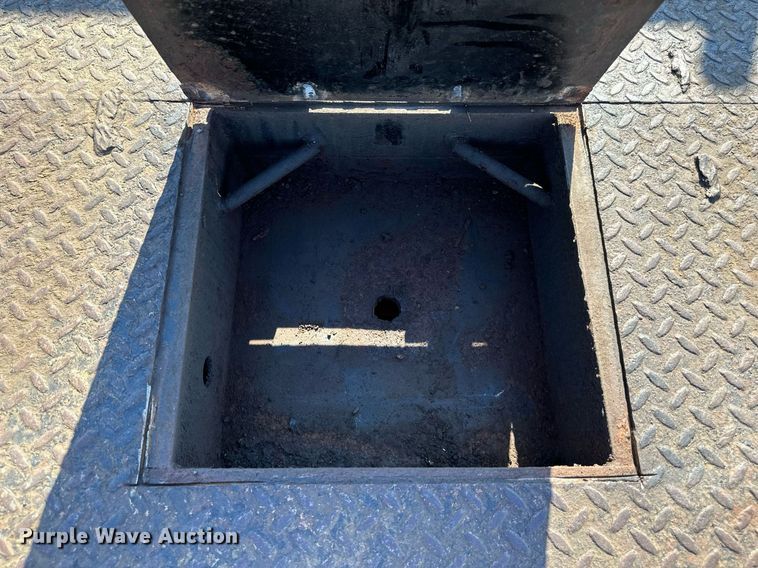 image for item DS2046 2007 GMC Sierra 3500HD  flatbed pickup truck