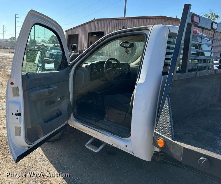 image for item DS2046 2007 GMC Sierra 3500HD  flatbed pickup truck
