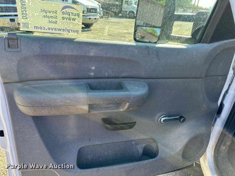 image for item DS2046 2007 GMC Sierra 3500HD  flatbed pickup truck