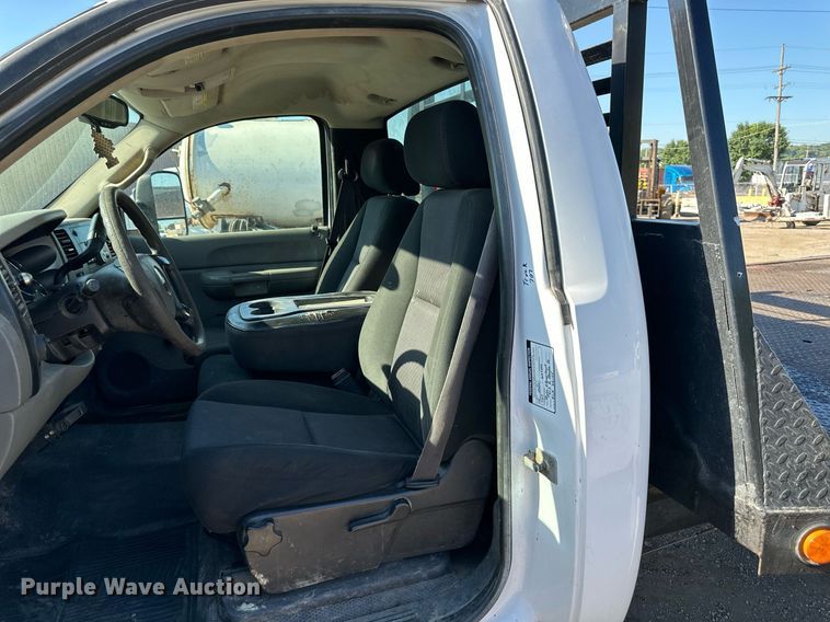 image for item DS2046 2007 GMC Sierra 3500HD  flatbed pickup truck