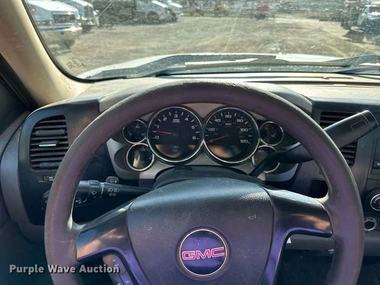 image for item DS2046 2007 GMC Sierra 3500HD  flatbed pickup truck