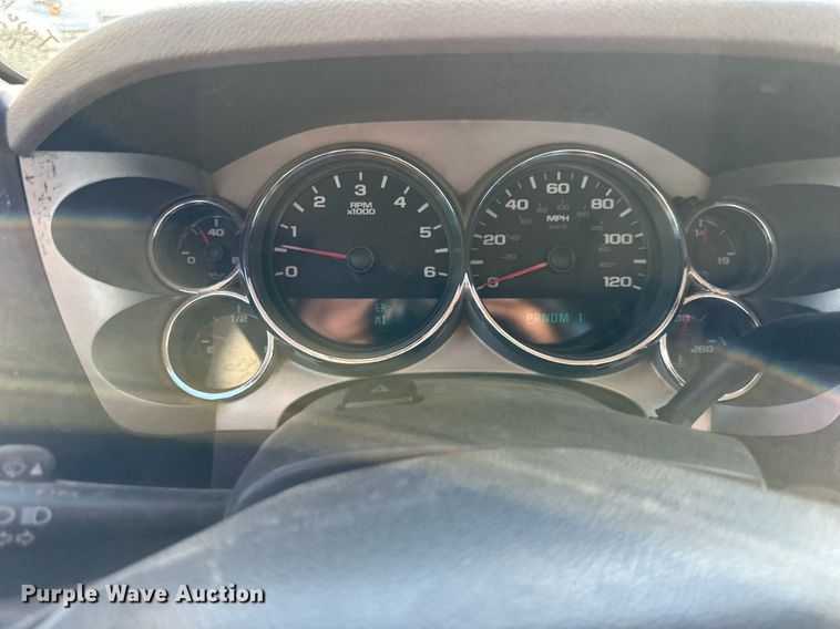 image for item DS2046 2007 GMC Sierra 3500HD  flatbed pickup truck