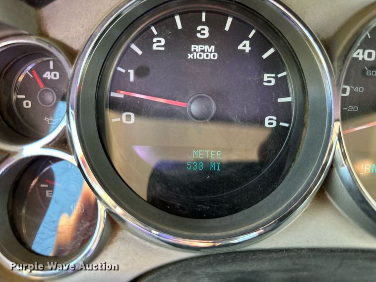 image for item DS2046 2007 GMC Sierra 3500HD  flatbed pickup truck