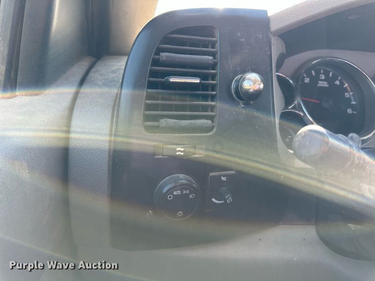 image for item DS2046 2007 GMC Sierra 3500HD  flatbed pickup truck