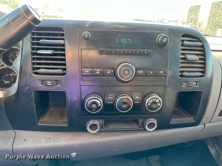 image for item DS2046 2007 GMC Sierra 3500HD  flatbed pickup truck