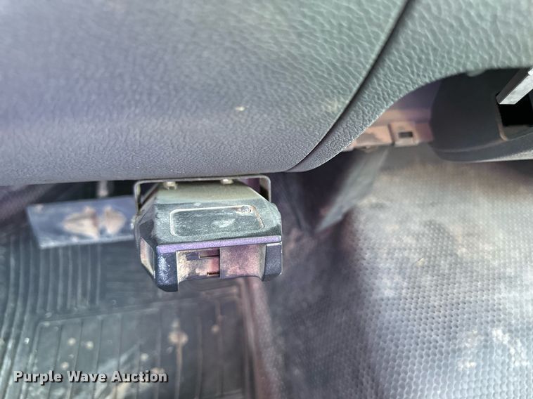 image for item DS2046 2007 GMC Sierra 3500HD  flatbed pickup truck