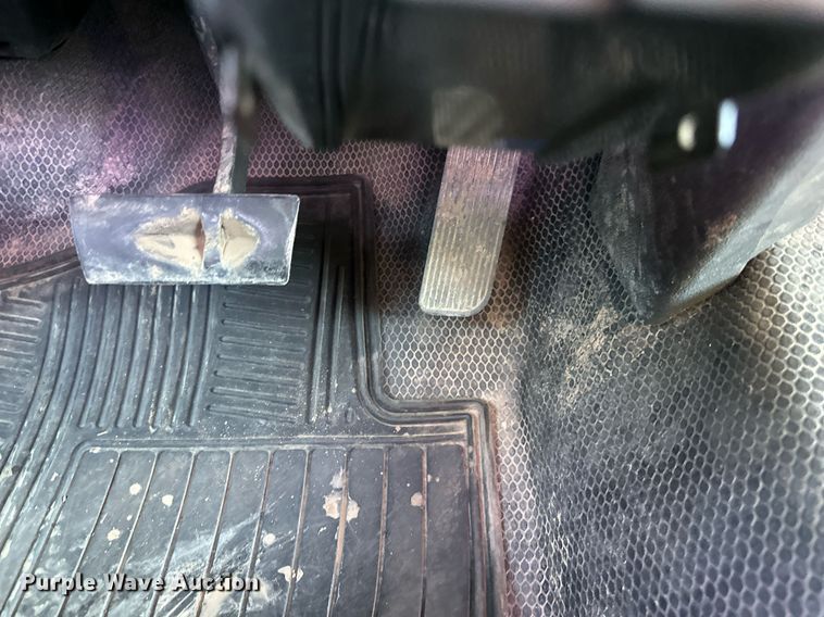 image for item DS2046 2007 GMC Sierra 3500HD  flatbed pickup truck