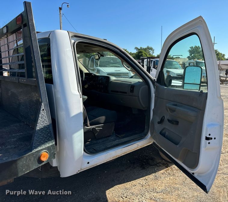 image for item DS2046 2007 GMC Sierra 3500HD  flatbed pickup truck