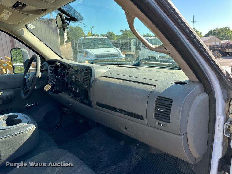 image for item DS2046 2007 GMC Sierra 3500HD  flatbed pickup truck