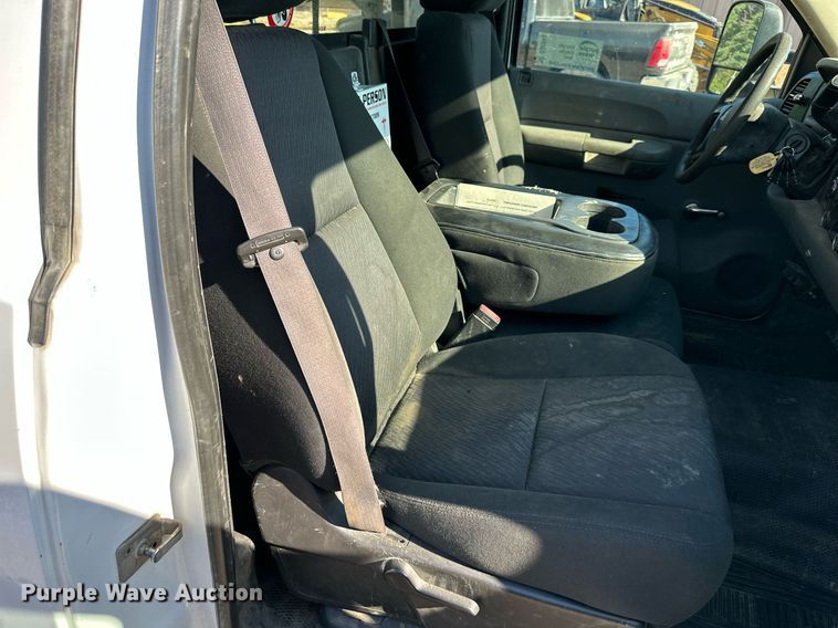 image for item DS2046 2007 GMC Sierra 3500HD  flatbed pickup truck