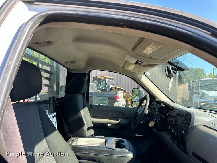 image for item DS2046 2007 GMC Sierra 3500HD  flatbed pickup truck