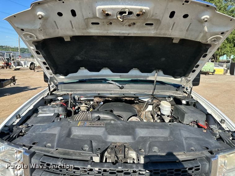 image for item DS2046 2007 GMC Sierra 3500HD  flatbed pickup truck