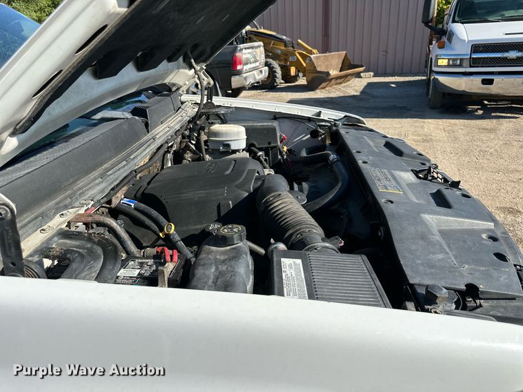 image for item DS2046 2007 GMC Sierra 3500HD  flatbed pickup truck