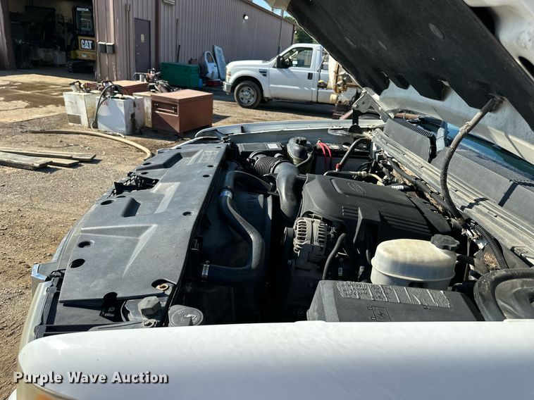 image for item DS2046 2007 GMC Sierra 3500HD  flatbed pickup truck