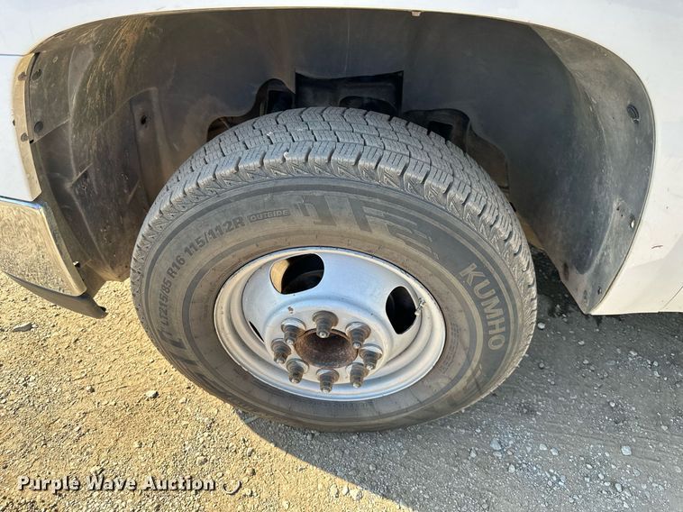 image for item DS2046 2007 GMC Sierra 3500HD  flatbed pickup truck