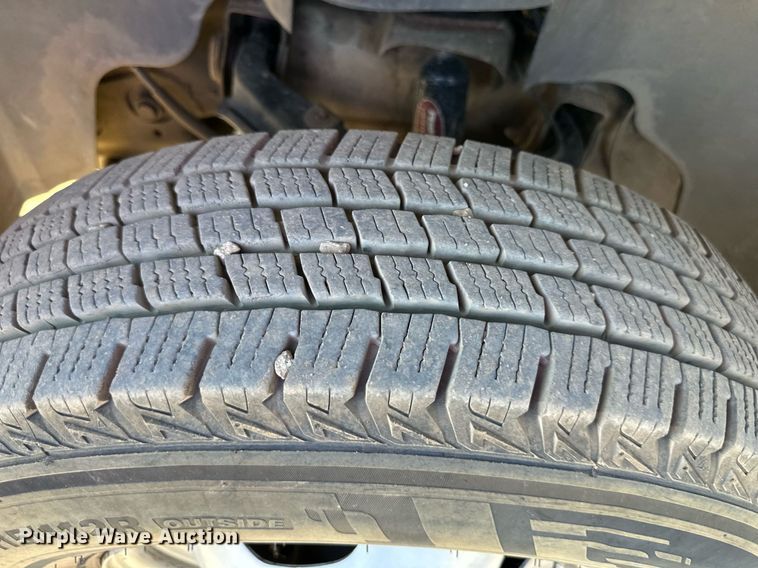 image for item DS2046 2007 GMC Sierra 3500HD  flatbed pickup truck