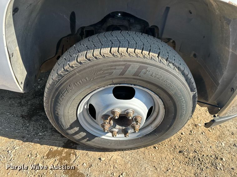 image for item DS2046 2007 GMC Sierra 3500HD  flatbed pickup truck