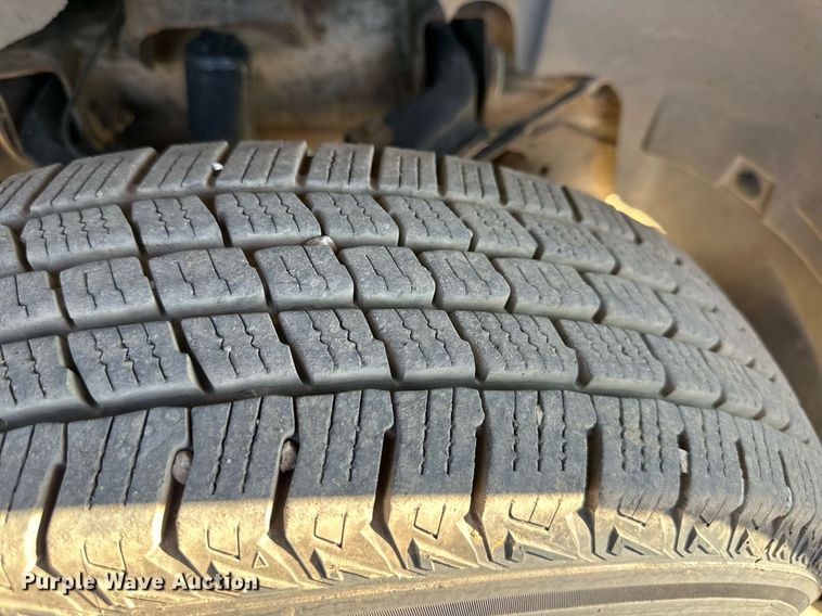 image for item DS2046 2007 GMC Sierra 3500HD  flatbed pickup truck