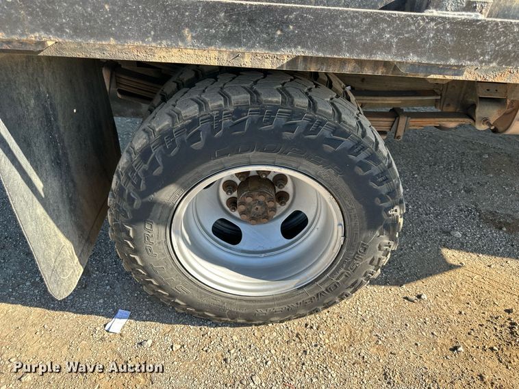 image for item DS2046 2007 GMC Sierra 3500HD  flatbed pickup truck