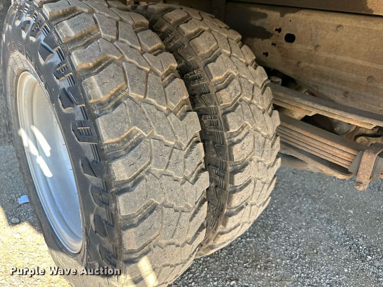 image for item DS2046 2007 GMC Sierra 3500HD  flatbed pickup truck