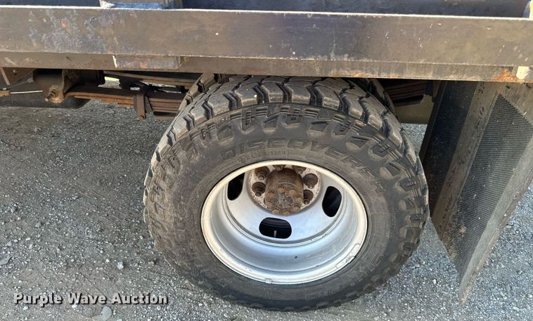 image for item DS2046 2007 GMC Sierra 3500HD  flatbed pickup truck