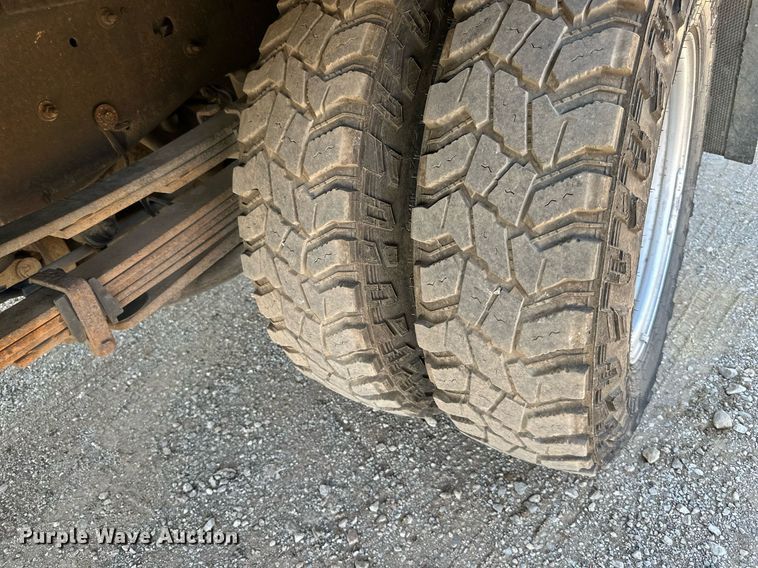 image for item DS2046 2007 GMC Sierra 3500HD  flatbed pickup truck