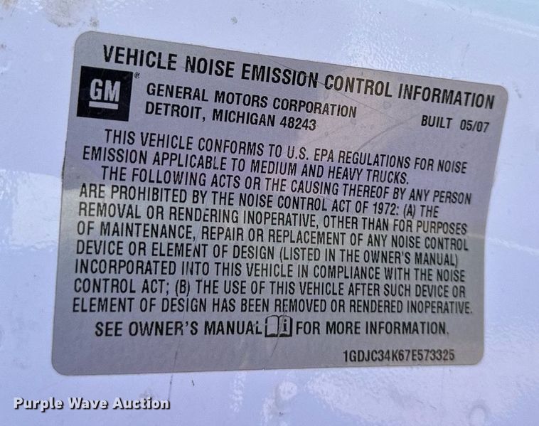 image for item DS2046 2007 GMC Sierra 3500HD  flatbed pickup truck