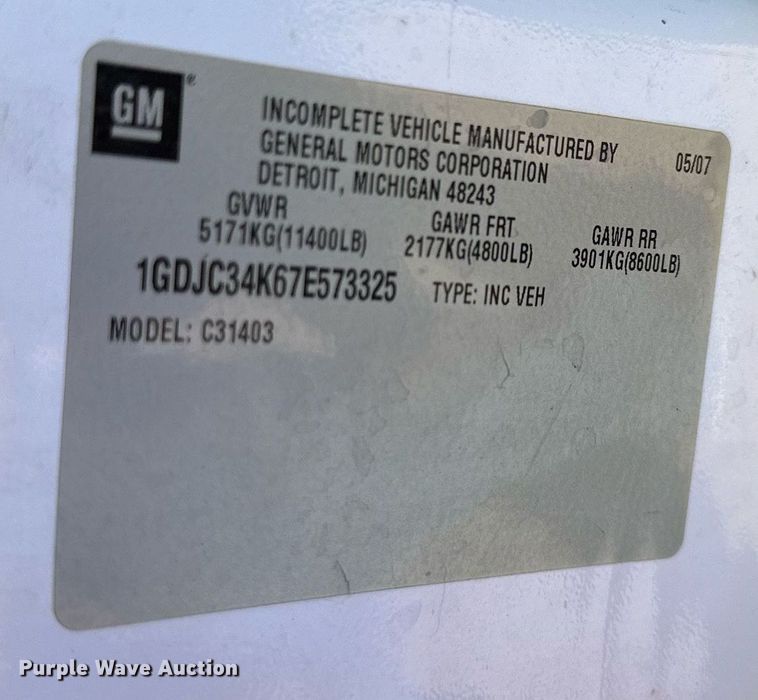 image for item DS2046 2007 GMC Sierra 3500HD  flatbed pickup truck