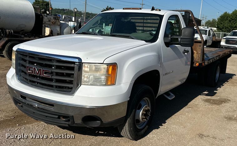 image for item DS2047 2009 GMC Sierra 3500  flatbed pickup truck