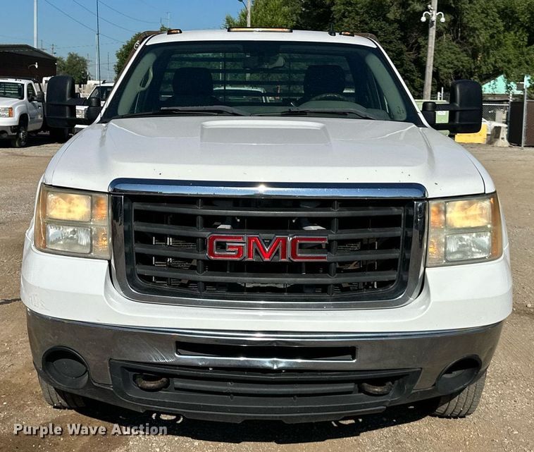 image for item DS2047 2009 GMC Sierra 3500  flatbed pickup truck