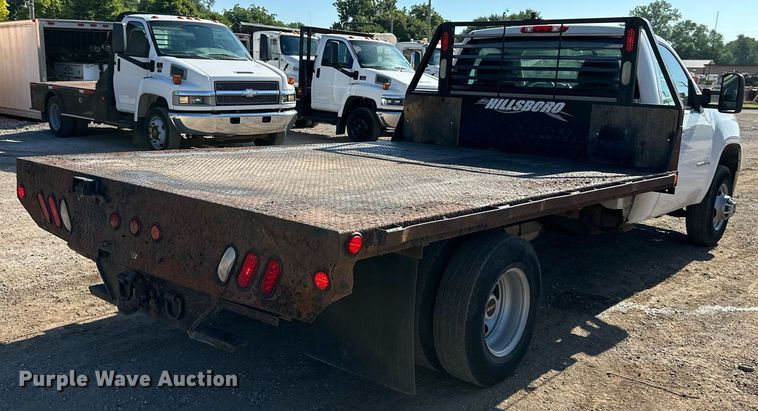 image for item DS2047 2009 GMC Sierra 3500  flatbed pickup truck