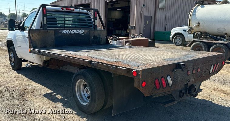 image for item DS2047 2009 GMC Sierra 3500  flatbed pickup truck