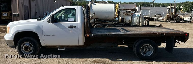 image for item DS2047 2009 GMC Sierra 3500  flatbed pickup truck