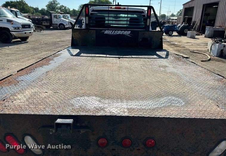 image for item DS2047 2009 GMC Sierra 3500  flatbed pickup truck