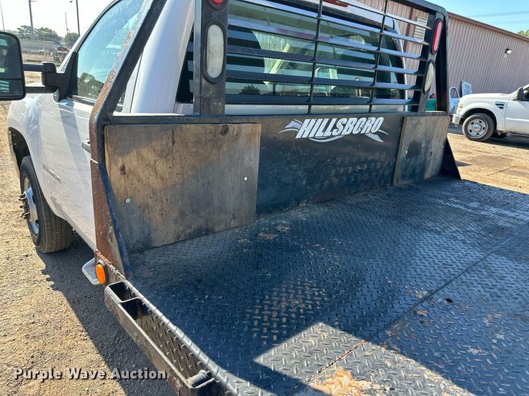 image for item DS2047 2009 GMC Sierra 3500  flatbed pickup truck