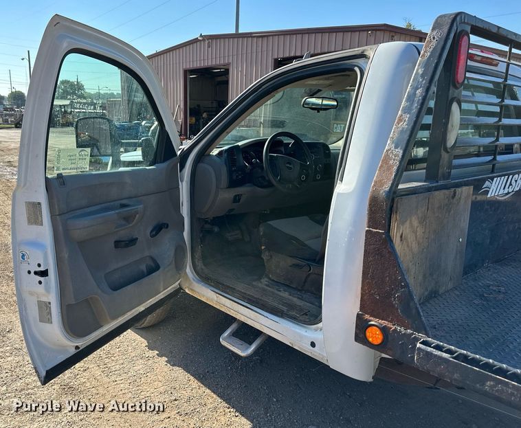 image for item DS2047 2009 GMC Sierra 3500  flatbed pickup truck