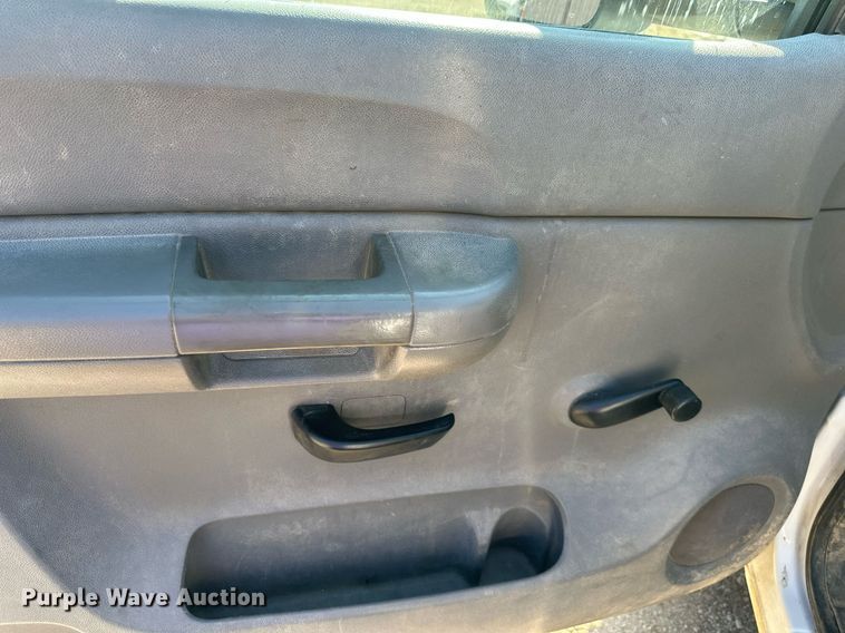 image for item DS2047 2009 GMC Sierra 3500  flatbed pickup truck