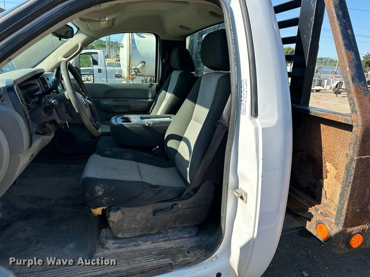 image for item DS2047 2009 GMC Sierra 3500  flatbed pickup truck