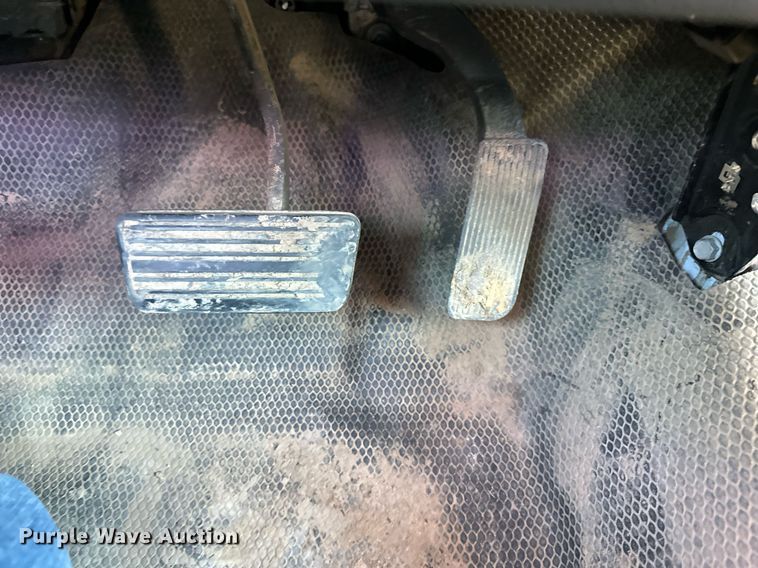 image for item DS2047 2009 GMC Sierra 3500  flatbed pickup truck