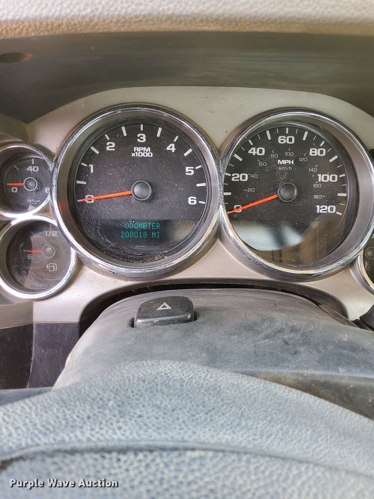 image for item DS2047 2009 GMC Sierra 3500  flatbed pickup truck