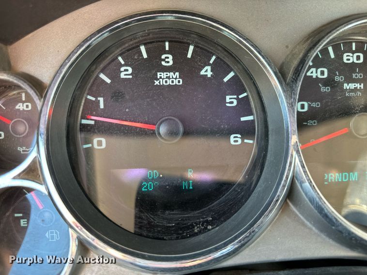 image for item DS2047 2009 GMC Sierra 3500  flatbed pickup truck