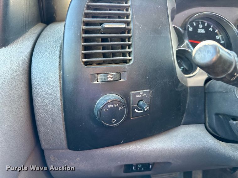 image for item DS2047 2009 GMC Sierra 3500  flatbed pickup truck