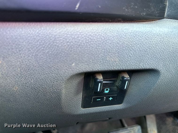 image for item DS2047 2009 GMC Sierra 3500  flatbed pickup truck