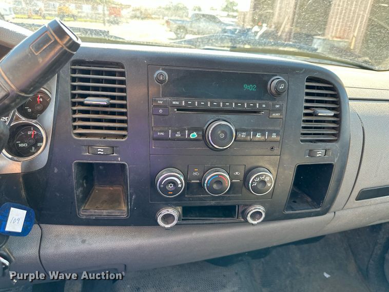 image for item DS2047 2009 GMC Sierra 3500  flatbed pickup truck